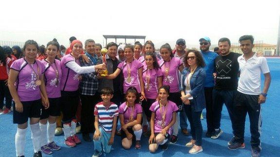 Konya´da yapılan Türkiye Okul Sporları Hokey maçında Nizip Mesleki ve Teknik Anadolu Lisesi Kız Hokeyi takımı Türkiye şampiyonu olmuştur. 