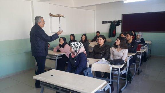 İlçe milli eğitim müdürümüz sayın Cengiz GÜNDEŞ Aday öğretmenlerin eğitimlerini ziyaret etti