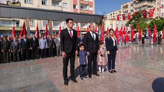 23 Nisan Ulusal Egemenlik Bayramı Kutlamaları Atatürk Büstüne Çelenk Koyma Töreni İle Başladı