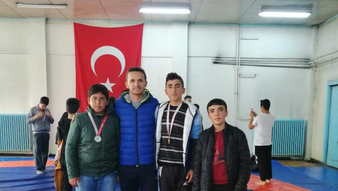  İlçemiz Mehmet Niyazi Marufoğlu Ortaokulu 8-B öğrencilerinden Ahmet Ekinci 52 kg de serbest güreş il birincisi, Eyüp Küçükaçar 68 kg serbest güreş il ikincisi olmuştur.