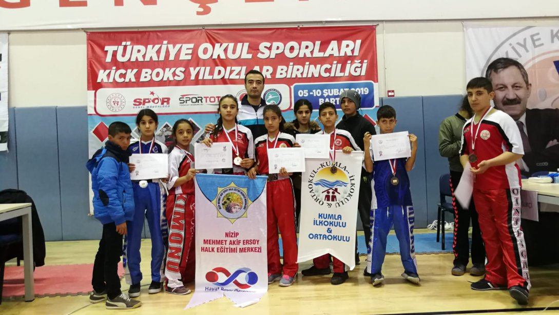 Kumla Ortaokulu Öğrencileri, Bartın´da Düzenlenen "Okul Sporları Yıldızlar Kick Boks Türkiye Şampiyonası" nda 3 Altın, 1 Gümüş, 1 Bronz Madalya Kazanmıştır