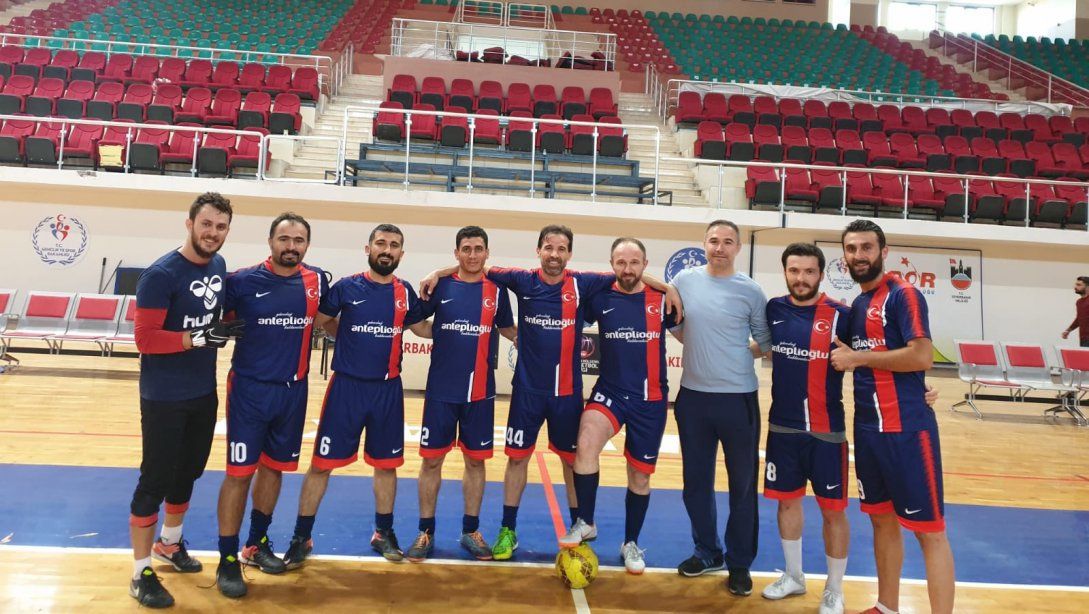 Salon Futbolunda Öğretmenlerimiz Bölge Şampiyonu Olarak Türkiye Finallerine Adlarını Yazdırdılar