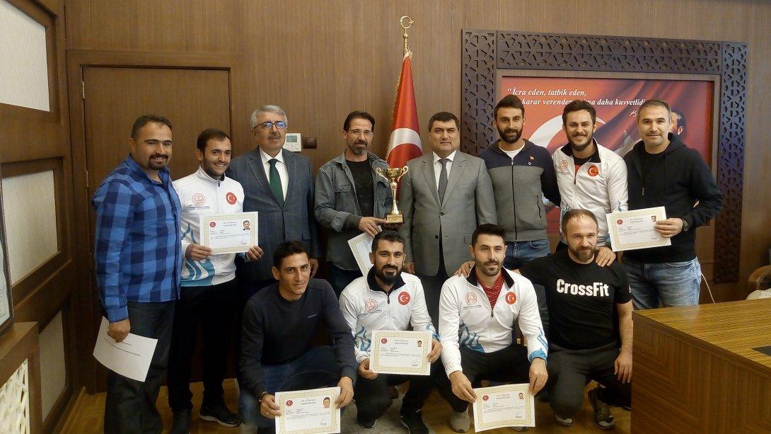Türkiye Öğretmenler Kupası, Futsal Branşında Türkiye 2.'si Olan Takımımız İlçe Kaymakamımız Sayın Kemal ŞAHİN'i Ziyaret Etti