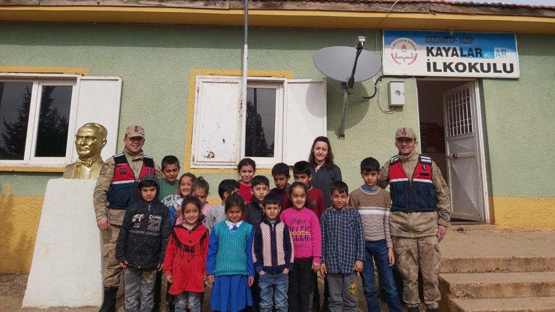 İlçe Jandarma Komutanlığımızca Köy Okullarımızdaki Atatürk Büstlerimiz Boyandı