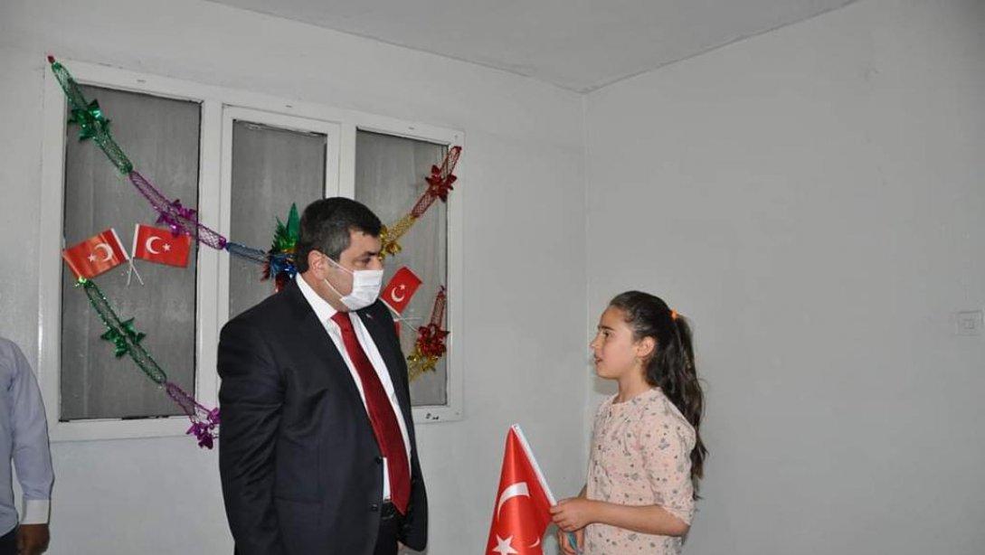 Sayın Kaymakamımız Kemal ŞAHİN Öğrencilerimizi evde ziyaret ederek 23 Nisan Ulusal Egemenlik ve Çocuk Bayramını kutladılar.