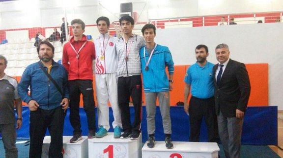 Kahramanmaraş´ta düzenlenen Gençler Okullar arası Karate Şampiyonası´nda Osman Sayın Anadolu lisesi öğrencisi Erkan Şahin Türkiye üçüncüsü olmuştur.