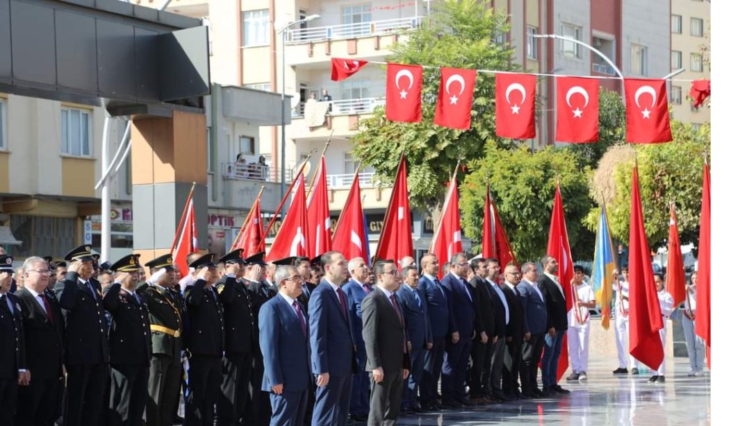 Cumhuriyetimizin 100. Yılı Münasebetiyle Atatürk Anıtı'na Çelenk Sunuldu